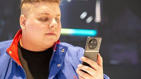 NextPit editor Antoine holding the Vivo X90 Pro during MWC 2023