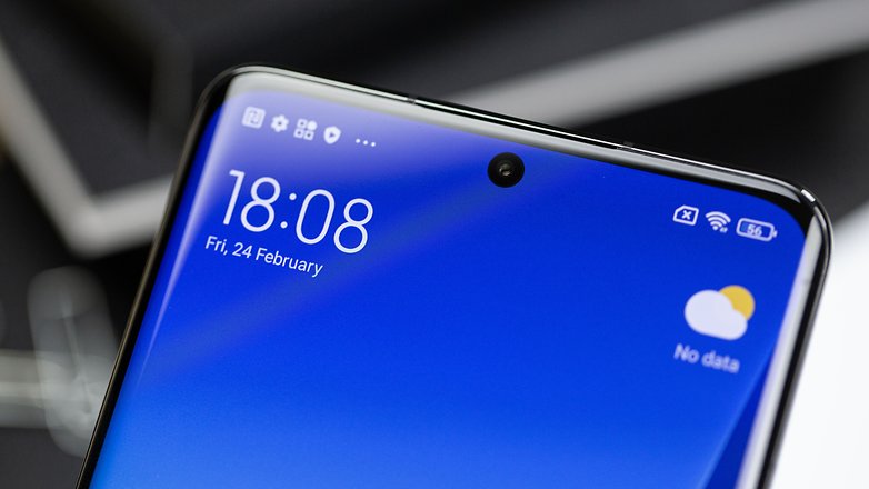 The Xiaomi 13 Pro screen seen from the front with a close-up on the notch centered at the top of the AMOLED panel