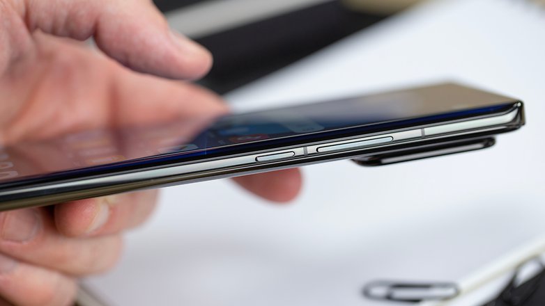 Le Xiaomi 13 Pro tenu dans une main gauche et vu du côté droit avec le module photo qui ressort en relief