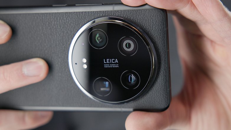 You can capture amazing photos with the main camera lens thanks to the extremely fast F1.63 aperture.