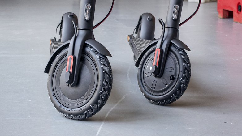 Xiaomi Electric Scooter 4 and 4 Lite tires side by side