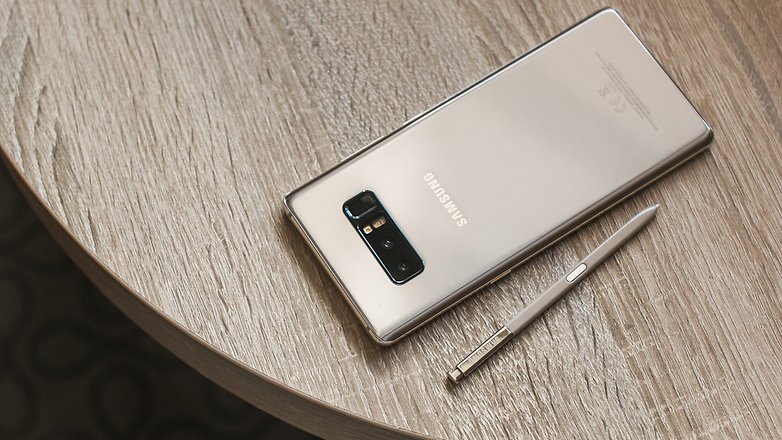 Galaxy Note 8 auf einem Tisch, daneben liegt der S Pen