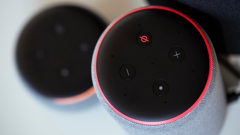 Mikrofonun söndürüldüyünü göstərən qırmızı işıq çubuğu olan Amazon Echo