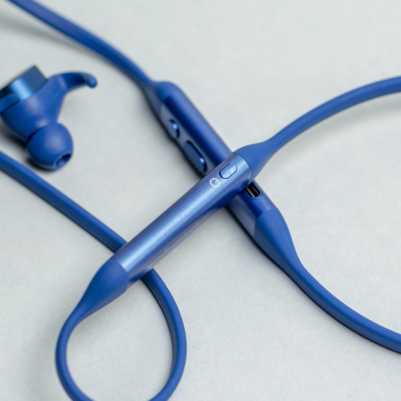 Bowers Wilkins PI3 Test Halsband In Ears mit starker Klangleistung