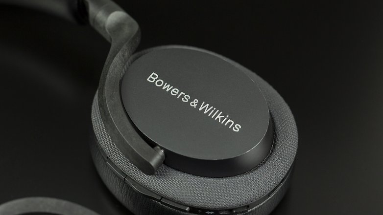 AndroidPIT Bowers and Wilkins PX5 Logo Close Up
