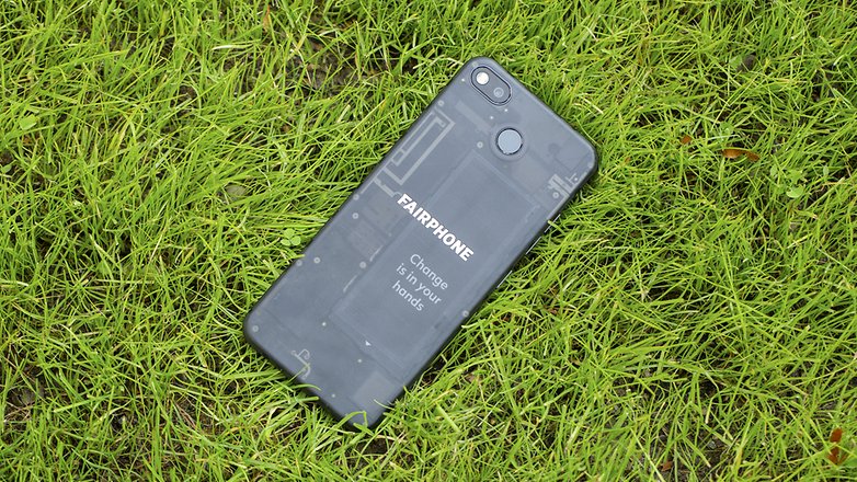 Das Fairphone 3 auf Rasen