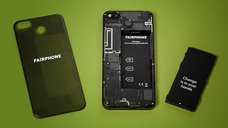 Fairphone 3 mit abgenommener Rückseite und entferntem Akku