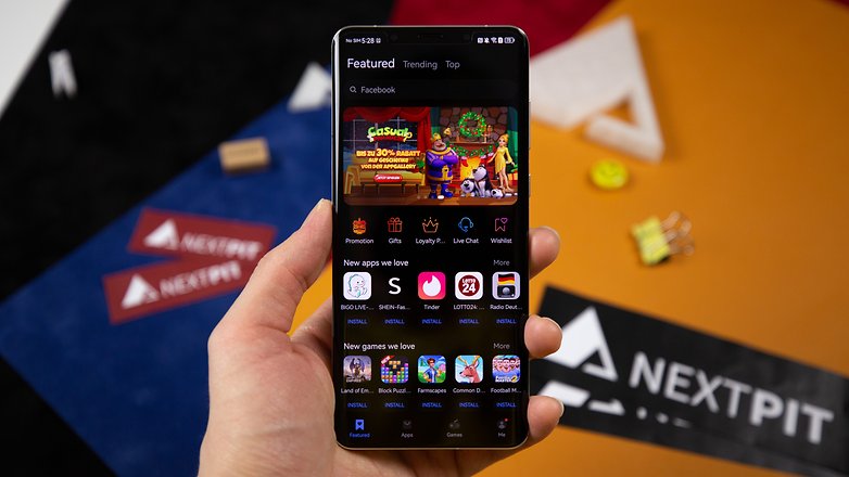 Huawei Mate 50 Pro tenu dans une main avec l'AppGallery