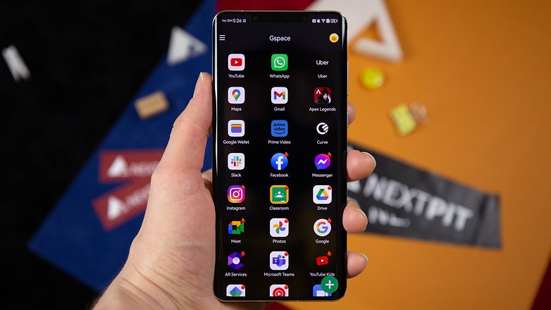 Huawei Mate 50 Pro tenu en main avec écran application GSpace