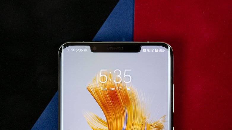 Huawei Mate 50 Pro vu du dessus avec zoom sur encoche en haut de l'écran