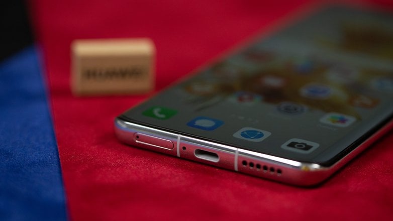 Huawei Mate 50 Pro tranche inférieure prise USB-C et haut-parleurs