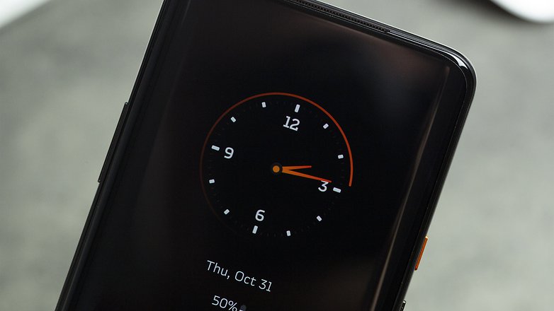 AndroidPIT OnePlus 7T Pro McLaren Edition Clock