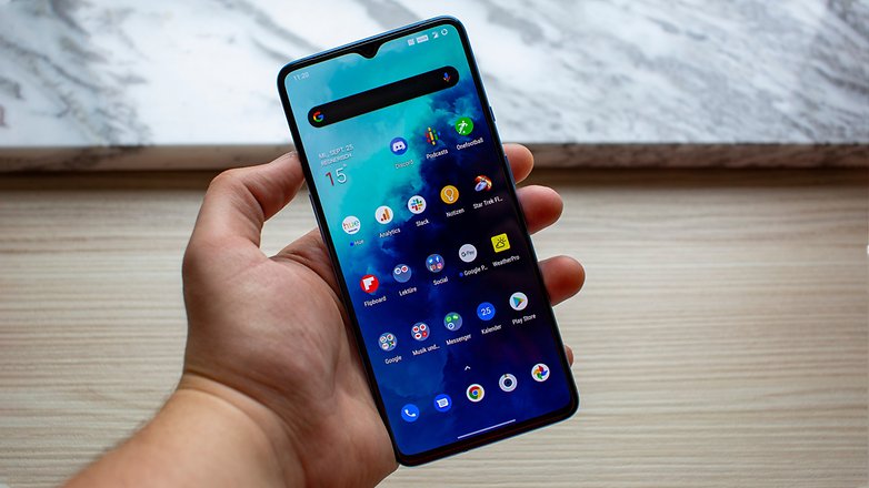 AndroidPIT OnePlus 7T Hand