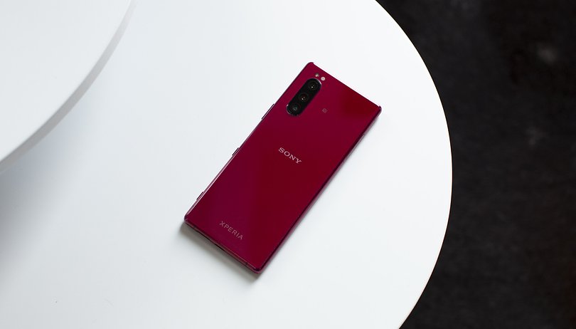 xperia l red in hand