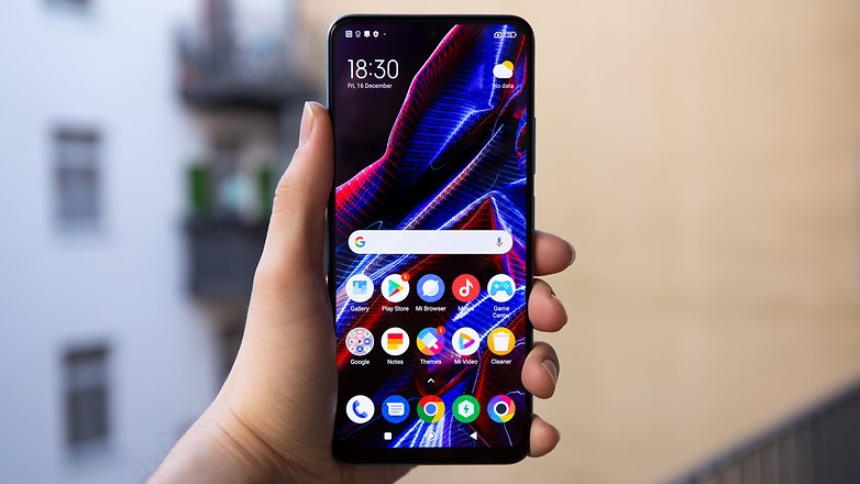 Poco X5 in der Hand gehalten, Display eingeschaltet