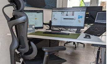 Ein Bürostuhl steht an einem Schreibtisch