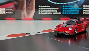 Carrera Hybrid - Rennauto auf der Rennstrecke