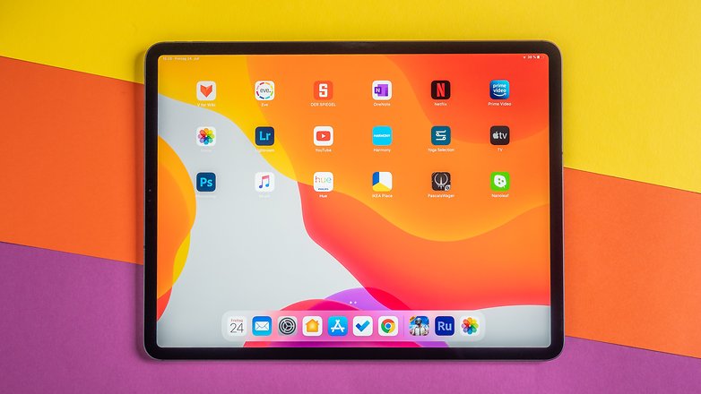 Apple iPad Pro 12.9 (2020) von vorn mit aktivem Display