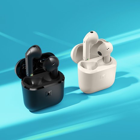 Fones de ouvido Sennheiser pretos e brancos em estojos de carregamento sobre um fundo azul.