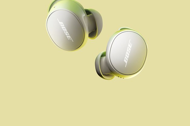 Écouteurs Bose QuietComfort en blanc sur un fond vert clair.