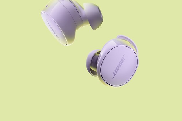 Écouteurs Bose QuietComfort en blanc sur un fond vert clair.