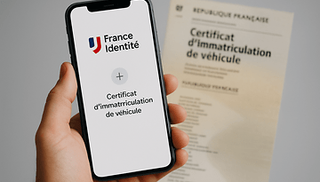 Un smartphone affichant un certificat d'immatriculation de véhicule numérique à côté d'un document imprimé.