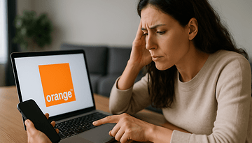 Femme stressée utilisant un ordinateur portable et un smartphone affichant le logo Orange.