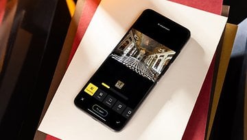 Un smartphone affichant un tutoriel d'expansion AI avec une image d'intérieur orné.