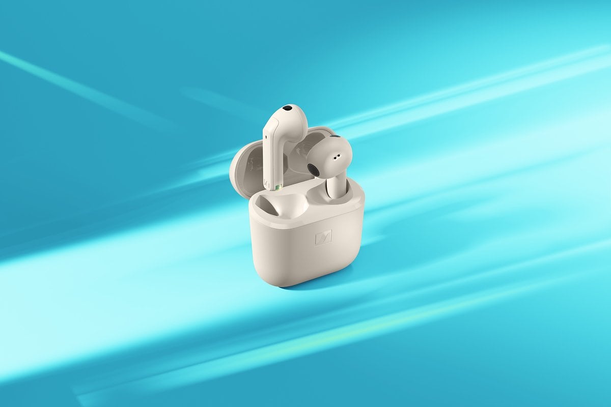 Écouteurs sans fil Sennheiser dans un étui de chargement sur un fond bleu.