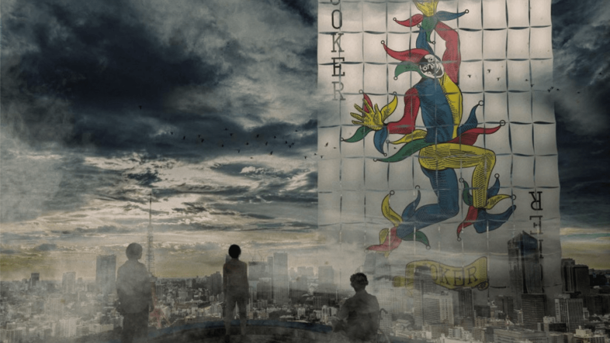 Trois silhouettes regardent un paysage urbain avec une grande carte de joker dans le ciel, des nuages sombres au-dessus.