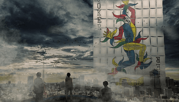 Drei Figuren blicken auf eine Stadtlandschaft mit einer großen Jokerkarte am Himmel und dunklen Wolken darüber.