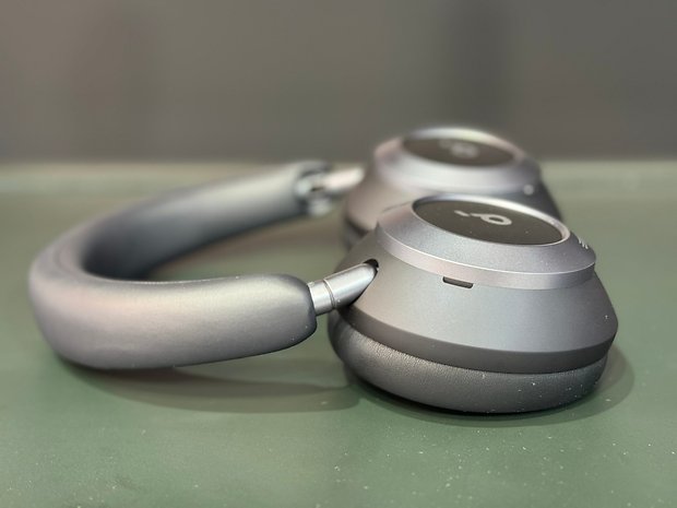 Das Soundcore Space One Pro Bluetooth-Headset von der Seite auf dem Tisch liegend.