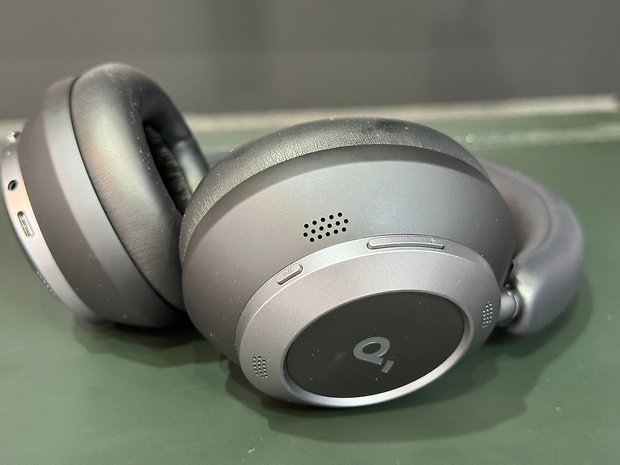 Soundcore Space One Pro Bluetooth-Headset von der rechten Seite und auf einem Tisch liegend.