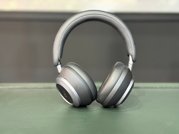 Das Soundcore Space One Pro Bluetooth-Headset von vorn und senkrecht auf einem Tisch.