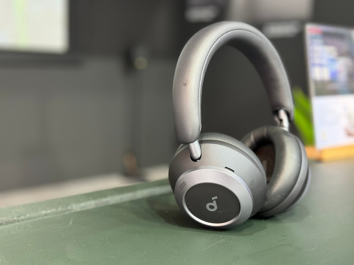 Le casque Bluetooth Soundcore Space One Pro vu de biais et posé verticalement sur une table.