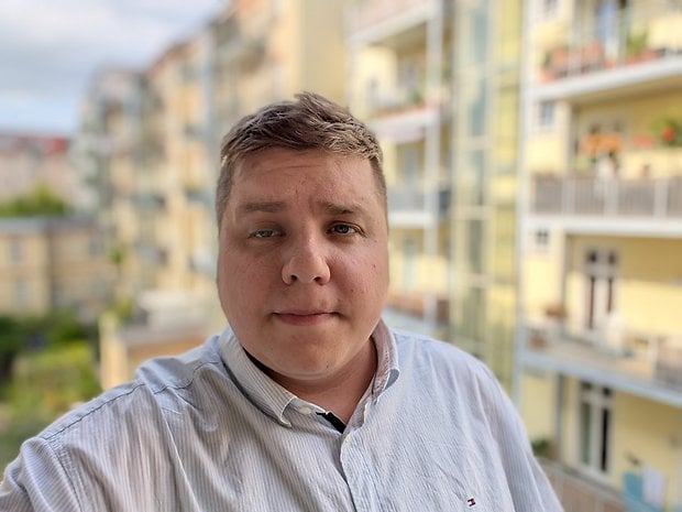 Selfie de retrato tirada com o Google Pixel 9 Pro XL.