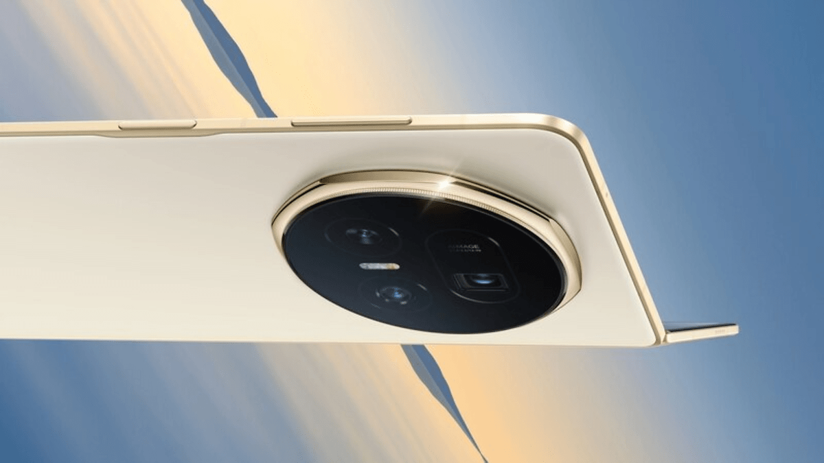 Un gros plan du smartphone Honor Magic V5, mettant en avant son module de caméra sur fond bleu et doré.