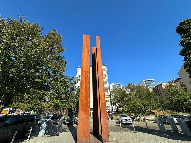 Photo prise avec l'iPhone 15 Pro Maxde jour d'une sculpture formée de deux pilliers en fer assez large placés parallèlement de façon verticale