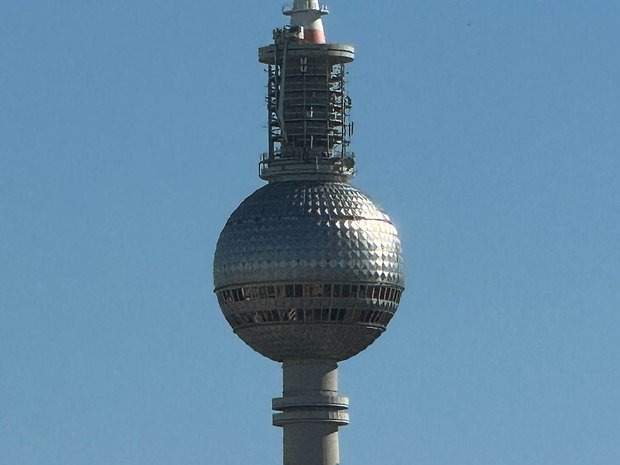 Photo prise avec l'iPhone 15 Pro Max de jour de la tour de télévision de Berlin