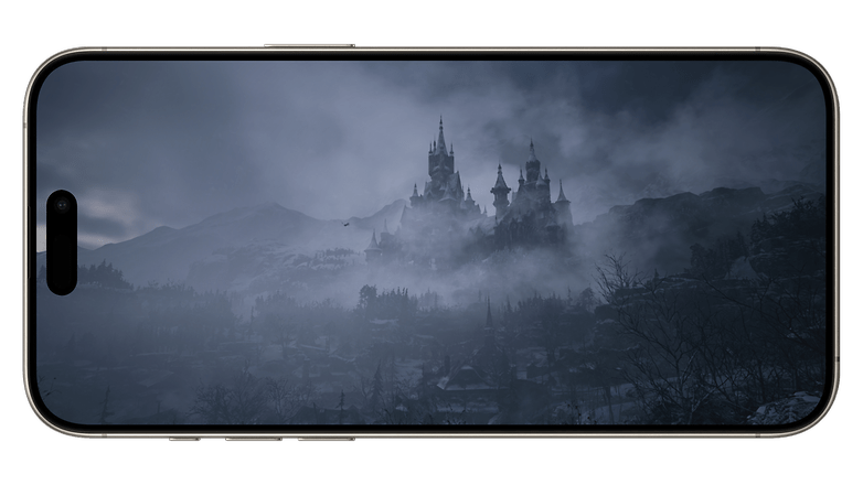 Screenshot von Resident Evil Village auf dem iPhone 15 Pro Max, das ein Schloss im Schnee zeigt