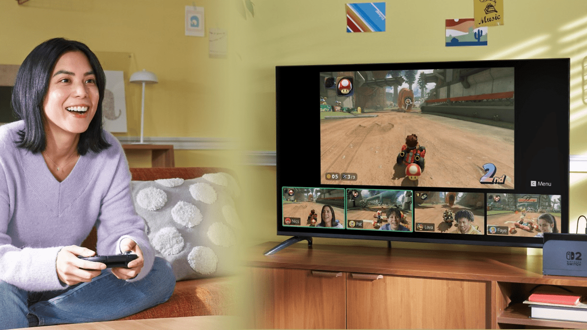 Une femme joue à la Nintendo Switch avec un téléviseur montrant un jeu de course et les vidéos de quatre joueurs.
