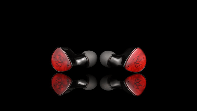 Paar von Noble Audio Fokus Amadeus In-Ear-Monitoren mit rot-schwarzem Design.