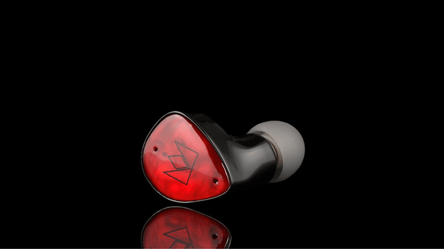 Noble Audio Fokus Amadeus In-Ear-Monitor mit rotem Faceplate und schwarzem Gehäuse.