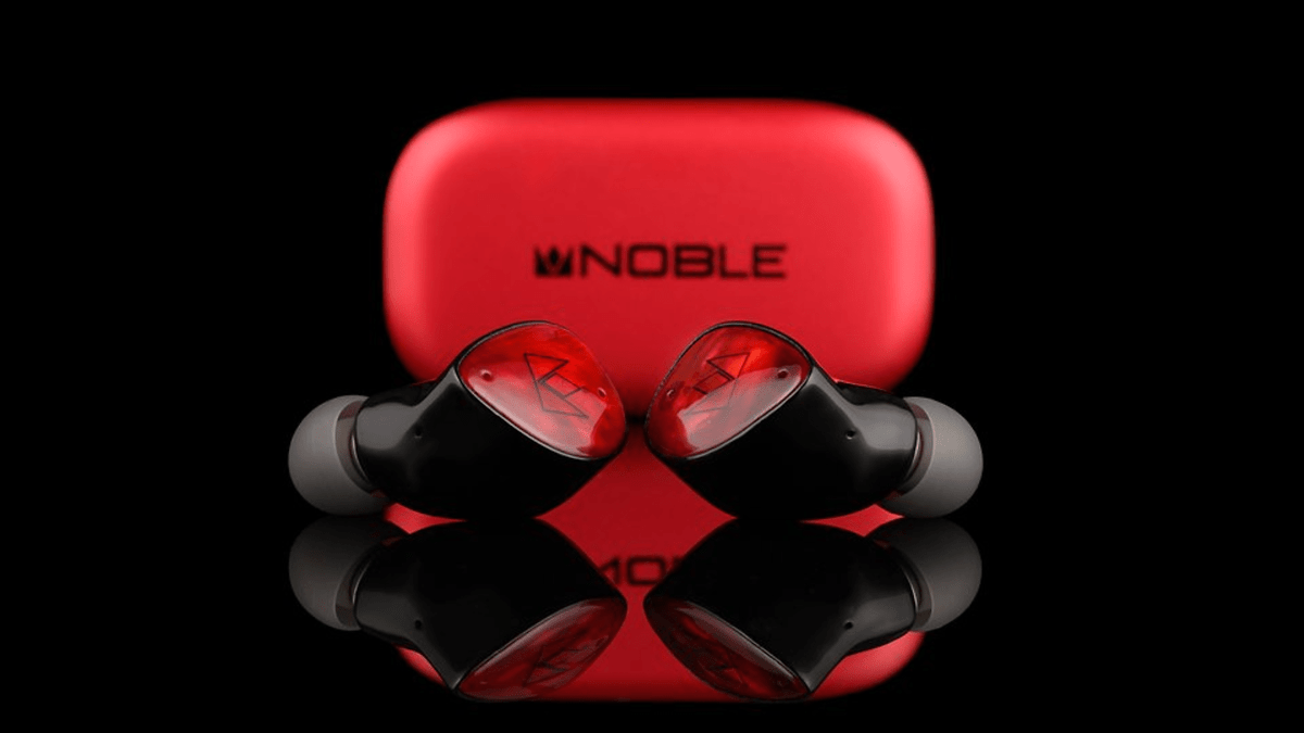 Écouteurs intra-auriculaires Noble Audio Fokus Amadeus avec un étui rouge.