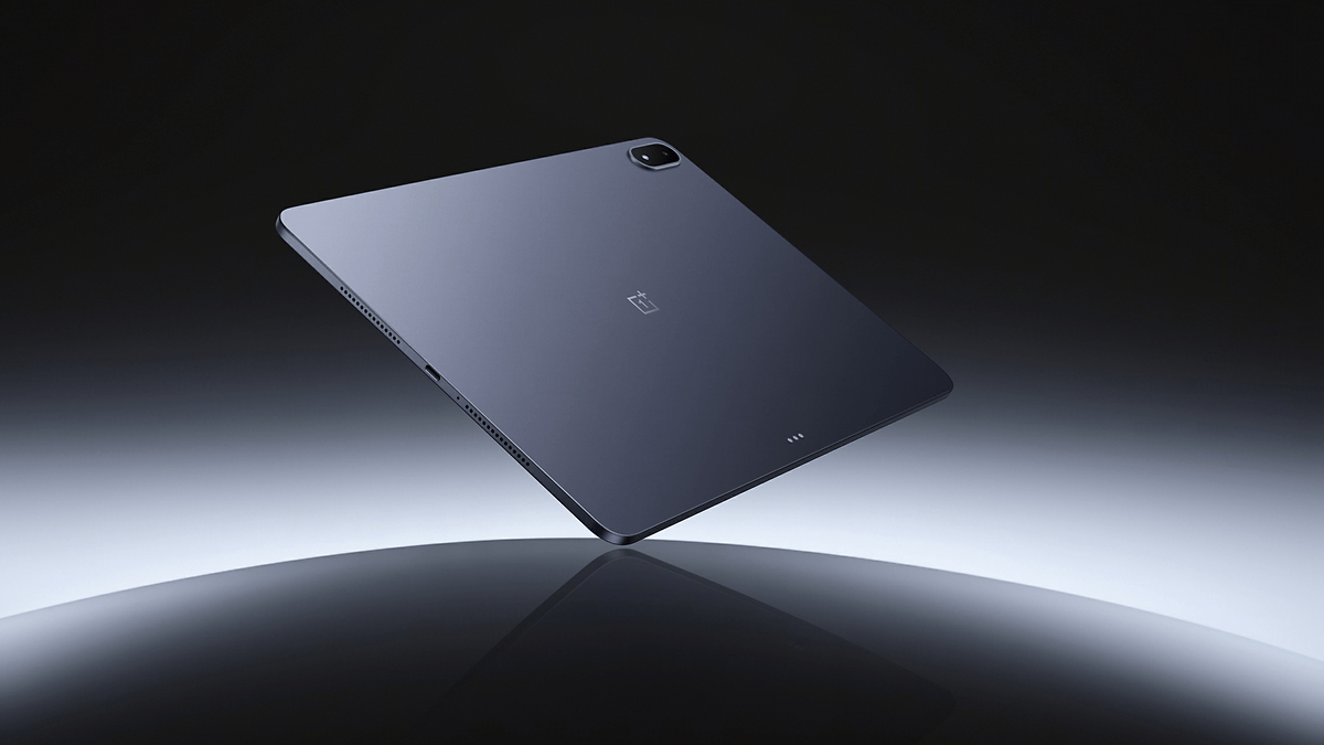 Tablette OnePlus Pad 3 flottant sur un fond sombre.