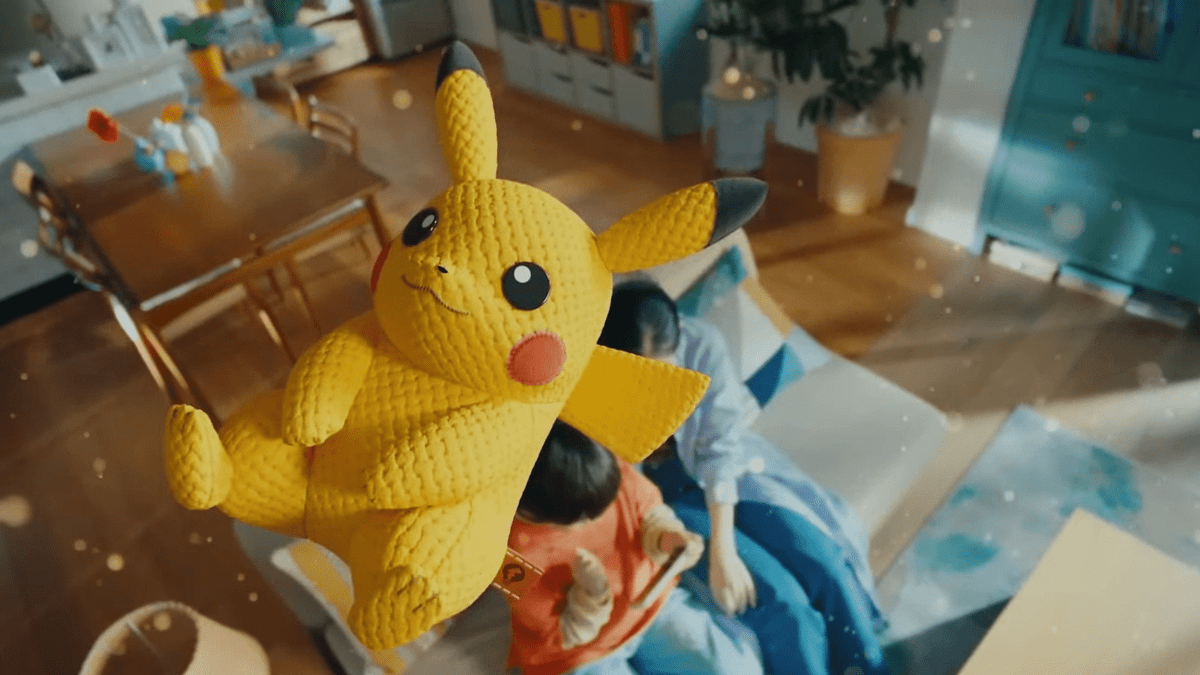 Gros plan d'un jouet en peluche Pikachu avec une expression ludique, flottant dans un fond de pièce confortable.