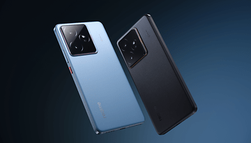 Deux smartphones realme GT 7 en bleu et noir, inclinés sur un fond sombre.