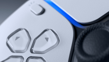 Gros plan d'une manette de jeu Sony avec des boutons et une lumière bleue lumineuse.