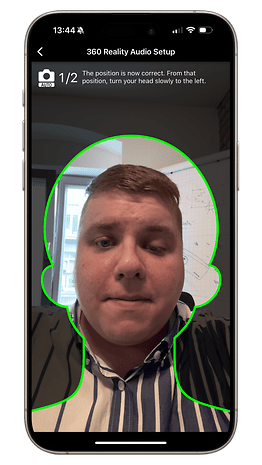Un écran de téléphone affichant la configuration audio 360 Reality avec le visage d'une personne et des instructions.