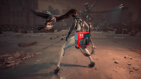 Un personnage de Stellar Blade avec de longs cheveux, portant une tenue futuriste, tenant une arme dans un environnement urbain en ruine.